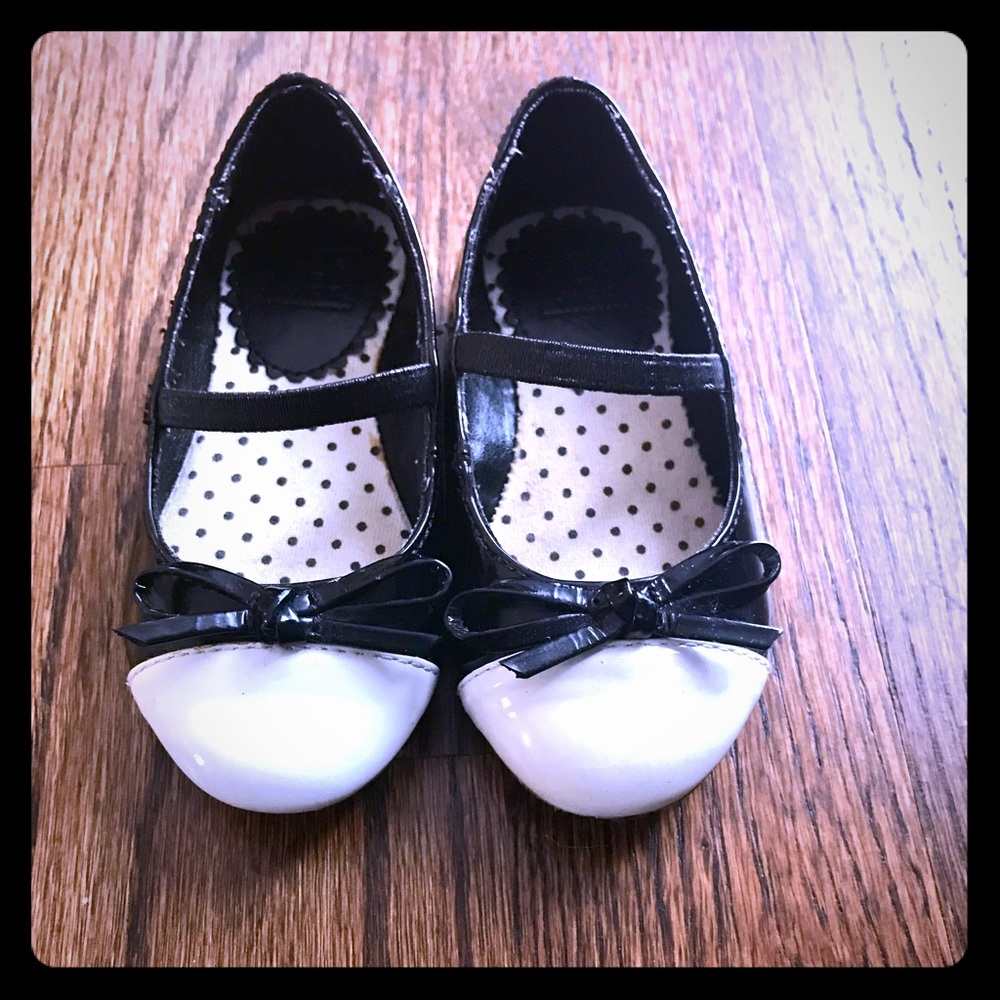 Black/white patent leather Janie and Jack shoes